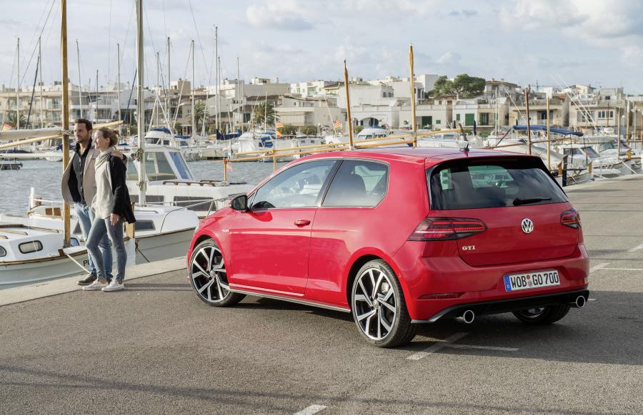  Volkswagen Golf GTI 3-Door 2017 года  (UK) (фото 25 из 33)